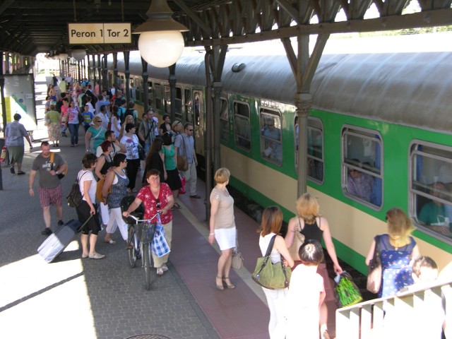 Koleje mazowieckie przez półtorej godziny nie wypuszczały pasażerów z pociągu, który stanął zaledwie kilometr od stacji Skierniewice. Nikt nie zadbał o interesy pasażerów.