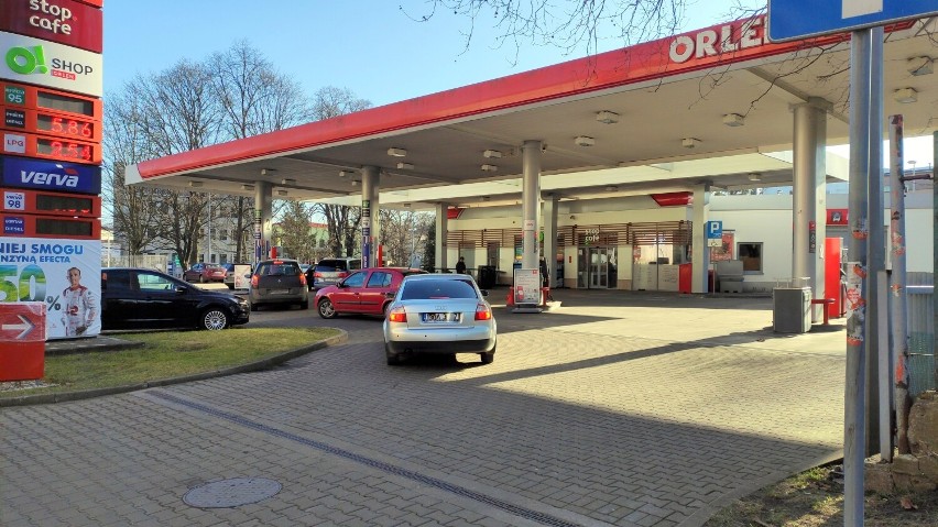 Kolejki na stacjach paliw w Żarach
