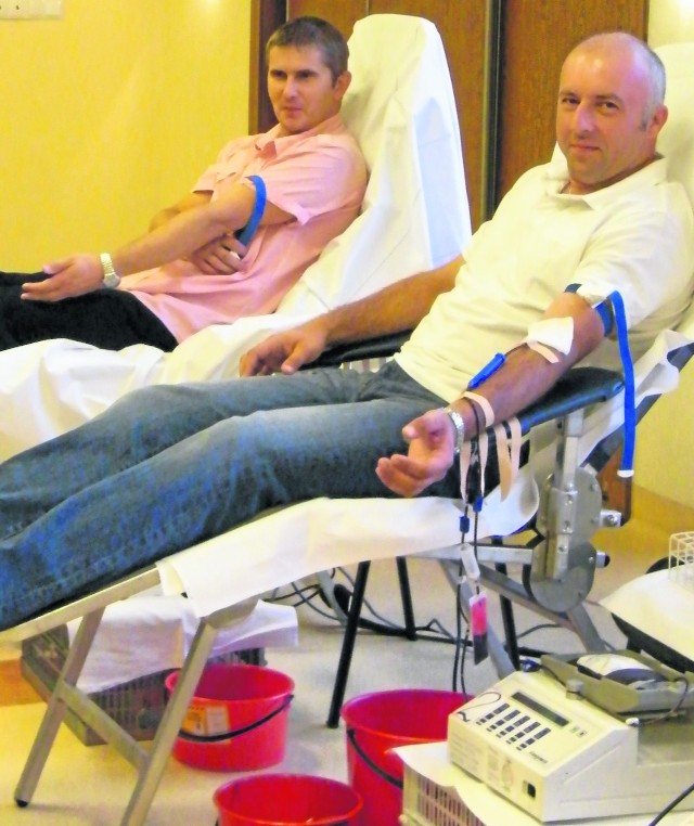 (Od lewej) Paweł Kram i Daniel Kolarczyk to pierwsi honorowi dawcy, którzy przyszli wczoraj oddać krew