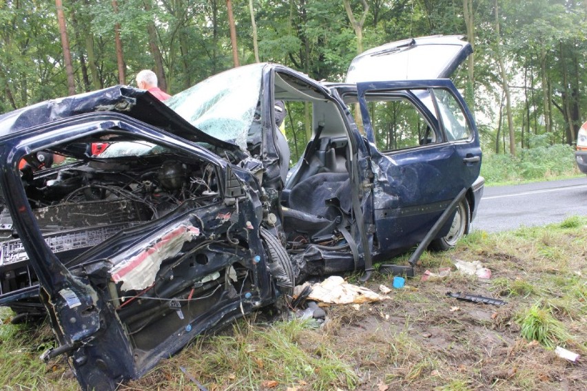 Wypadek w Książęcym Lesie - kierowca golfa w ciężkim stanie.