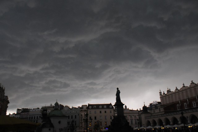 Nad Małopolską w poniedziałek mogą przejść gwałtowne burze