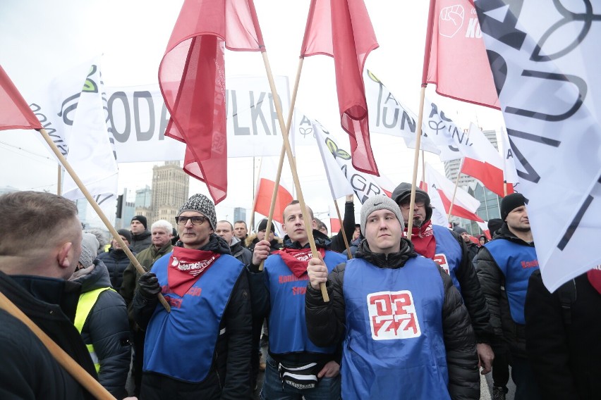 Protest AGROunii w Warszawie. Utrudnienia i wielki przejazd traktorów przez miasto. "Produkcja żywności klęczy na kolanach i zdycha"
