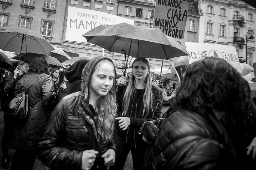 Czarny Protest na Placu Zamkowym