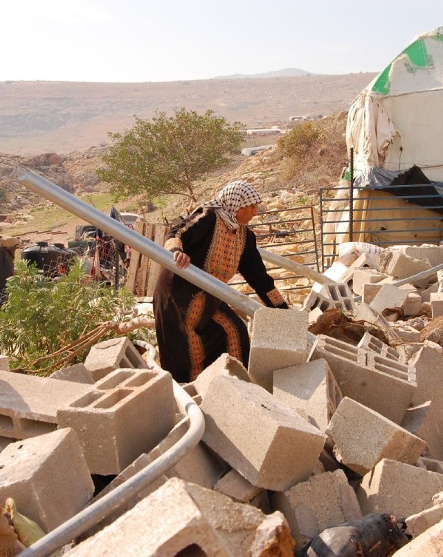 Palestynka na gruzach własnego domu