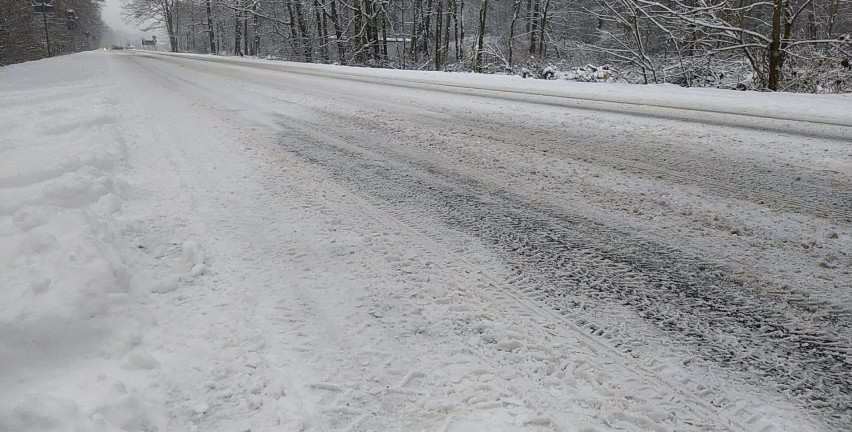 Uwaga kierowcy! Trudne warunki na drodze w Oleśnicy i okolicach
