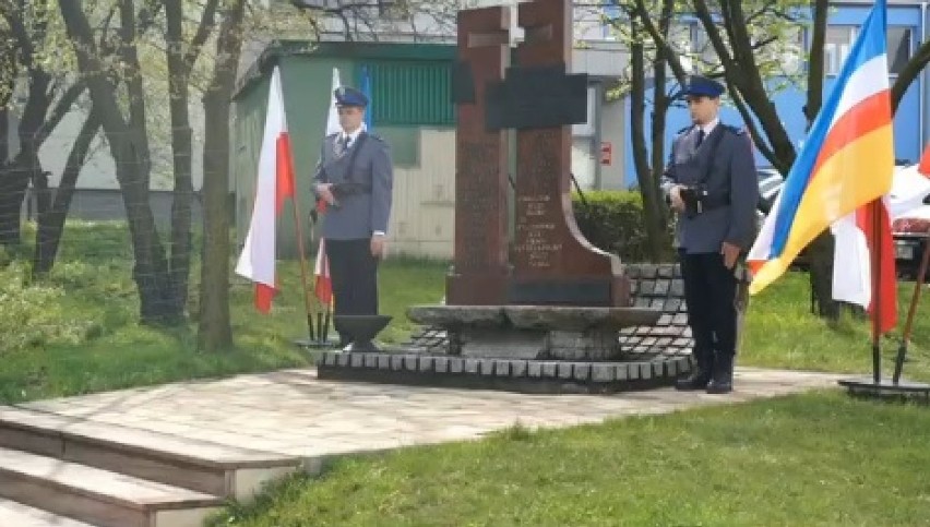 Żory: Pomnik pomordowanych w Katyniu. Żorzanie złożyli...