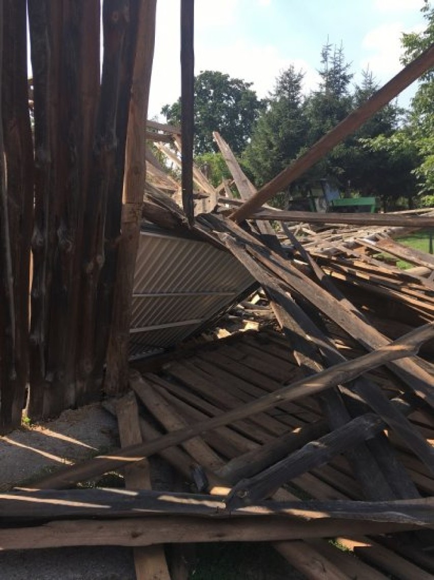 Zawaliła się drewniana stodoła w Łowyniu (31.07.2018)

NOWY...