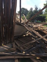 W Łowyniu zawaliła się drewniana stodoła - na szczęście nikt z ludzi nie ucierpiał - wewnątrz znajdował się tylko samochód osobowy ZDJĘCIA