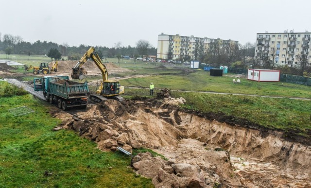 Budowa basenu na Kapuściskach właśnie ruszyła. - Czy wystarczy miejsc do parkowania - zastanawiają się mieszkańcy