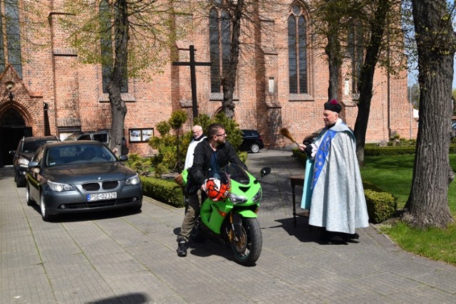 Autosacrum w śremskiej Farze. Kierowcy w Lany Poniedziałek święcili swoje pojazdy