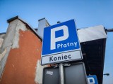 Leszno. Parkowanie przy nowym peronie PKP już płatne. Czy pobieranie tam opłat jest legalne? Są wątpliwości ZDJĘCIA