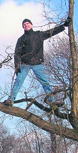 Amerykanin Chris B. Gray wspina się po drzewach i śni o Krakowie