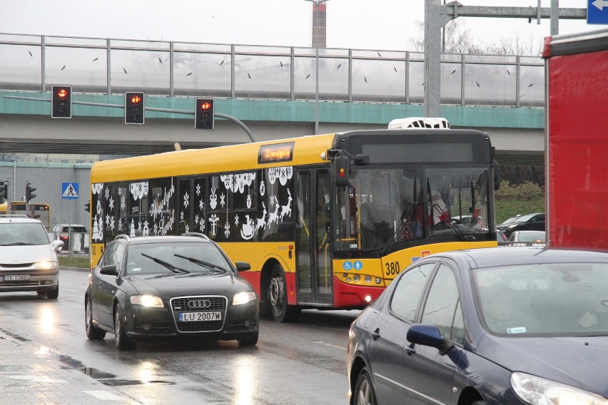 Świąteczny autobus z Mikołajem za kierownicą na trasie w Kielcach (WIDEO, zdjęcia)