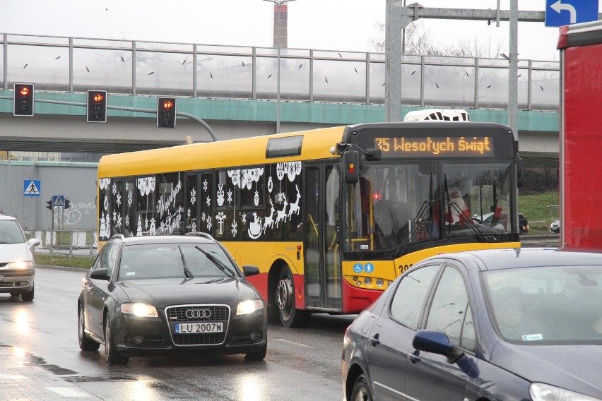 Świąteczny autobus z Mikołajem za kierownicą na trasie w Kielcach (WIDEO, zdjęcia)