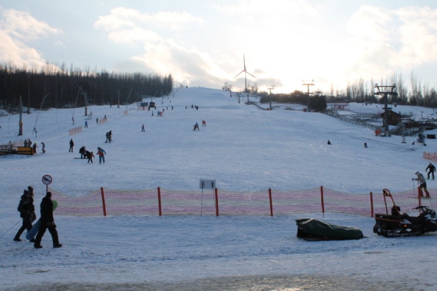 Góra Kamieńsk bez narciarzy. Znika śnieg, na stoku coraz więcej zieleni. ZDJĘCIA
