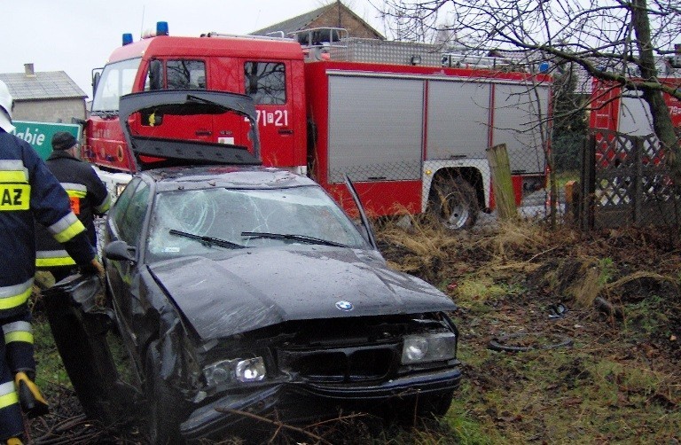 Wypadek w Leśnicy. BMW dachowało