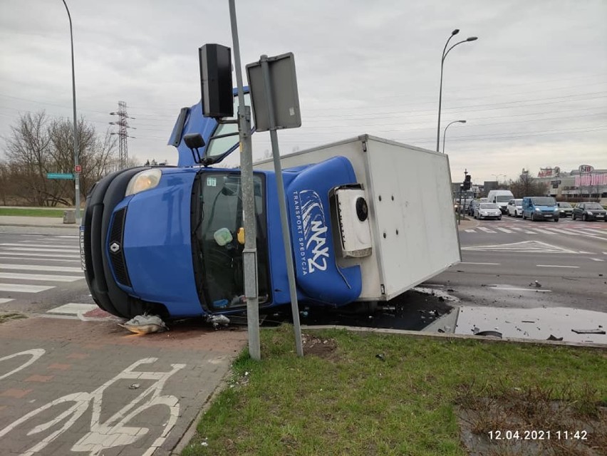 Białystok. Wypadek w rejonie skrzyżowania Branickiego i Miłosza. Dostawczak przewrócił się na bok po zderzeniu z seatem [ZDJĘCIA]