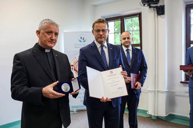 Ksiądz Tomasz Kancelarczyk i Fundacja Małych Stópek z medalami „Zasłużony dla Wymiaru Sprawiedliwości”