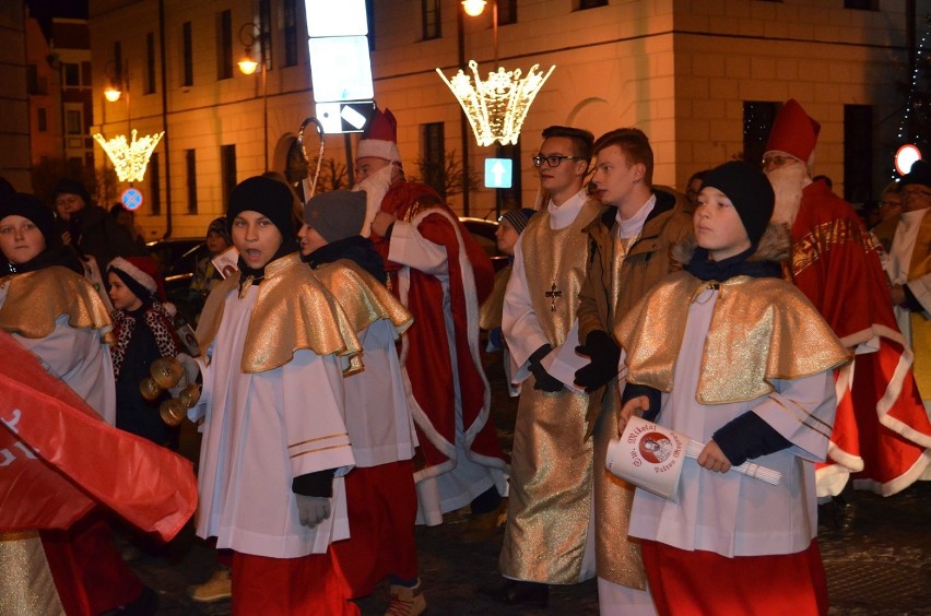 Głogów: Ulicami miasta przeszedł korowód świętego Mikołaja (FOTO/ FILM)