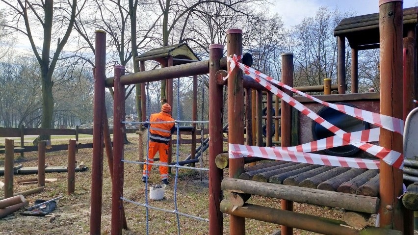 Wysłużone konstrukcje dla dzieci w Parku Grabek są właśnie...