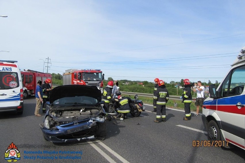 Wypadek na trasie średnicowej. Dwie osoby w szpitalu [zdjęcia]