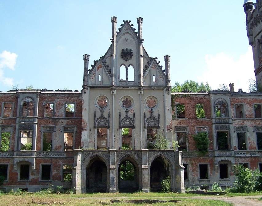 Ten XIX-wieczny pałac w woj. opolskim, otoczony parkiem ze...