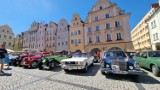 Zabytkowe samochody na Placu Ratuszowym! Tak wygląda XVIII Międzynarodowy Rajd Pojazdów Zabytkowych "Auto Retro Bez Granic"