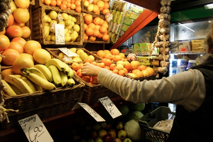 1 800 złotych netto zarabia pracownica sklepu spożywczego w...