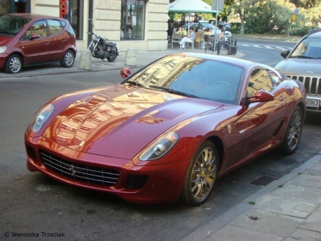 Ferrari zaprojektowane zostało przez studio stylistyczne Pininfarina. Prz&oacute;d nawiązuje wyglądem do aut sportowych z lat 60. Przypomina r&oacute;wnież większy model 612. Fot. Weronika Trzeciak