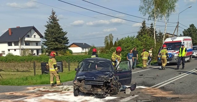 Wypadek z udziałem osobówki i auta firmy kurierskiej na DK 74 pod Wieluniem