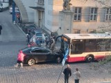 Wypadek w Opolu. BMW zderzyło się czołowo z autobusem MZK 