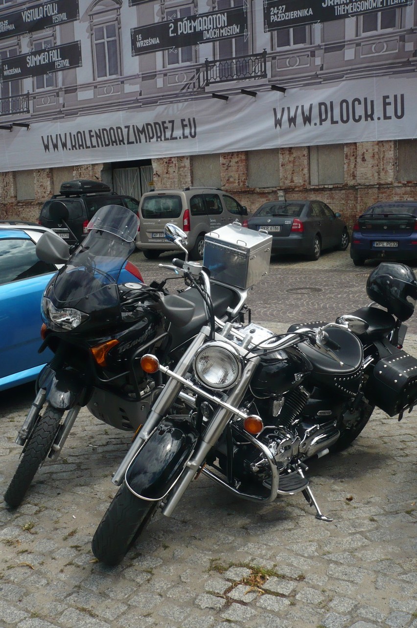 Rajd motocykli w Płocku. Zabytkowe maszyny na Starym Rynku
