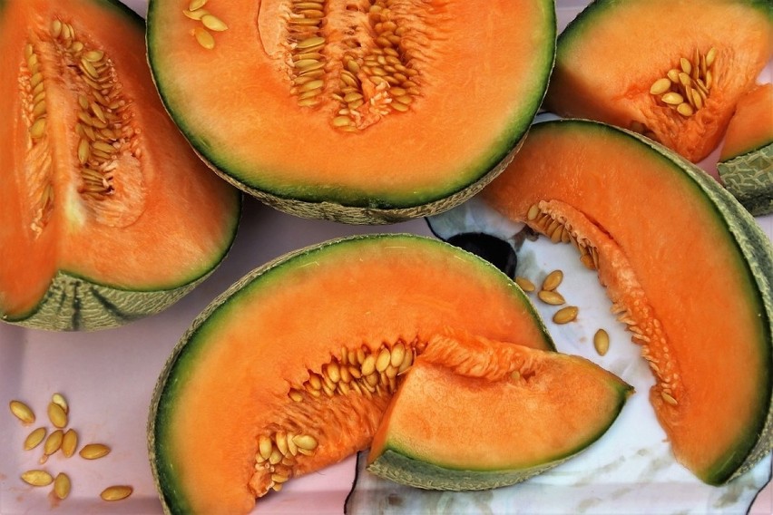 Melon to duży, kulisty owoc z twardą niejadalną skórką,...