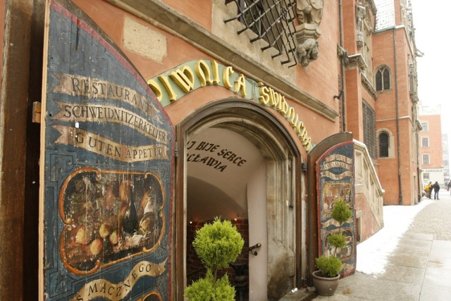 Piwnica Świdnicka we Wrocławiu uważana jest za najstarszą restaurację w Polsce. Kliknij w obrazek i przesuwaj strzałkami, aby zobaczyć zdjęcia restauracji.