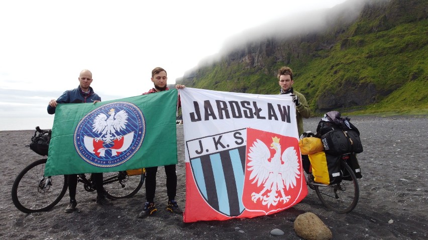 Jadą rowerami dookoła Islandii. Dwóch studentów pochodzących z Jarosławia, podczas swojej wyprawy pomaga wojskowym weteranom