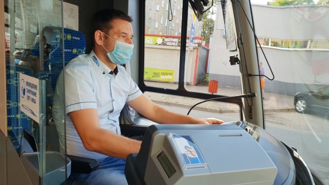 Elektryczny autobus kursuje na trasach w powiecie strzeleckim i krapkowickim. Klienci pozytywnie reagują na tę nowość. To na razie jazda testowa.