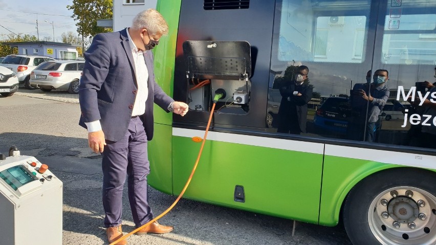 Elektryczny autobus kursuje na trasach w powiecie...