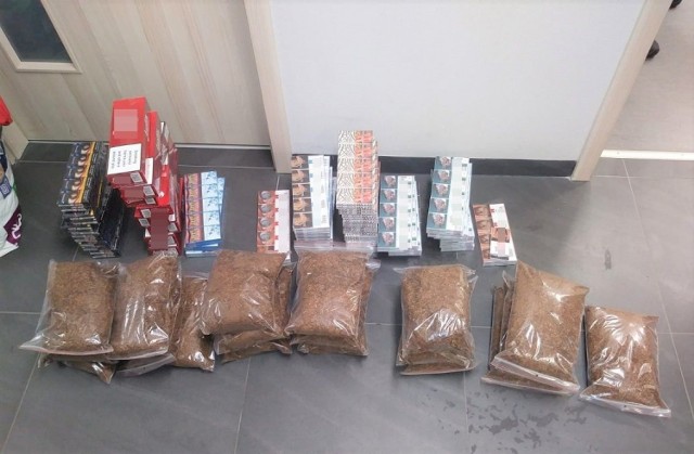 Policjanci ujawnili ponad 9 tysięcy sztuk papierosów, a także ponad 10 kilogramów krajanki tytoniu