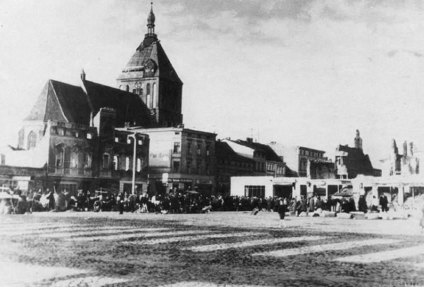 Koszalin	Plac przed ratuszem tuz po wojnie.
