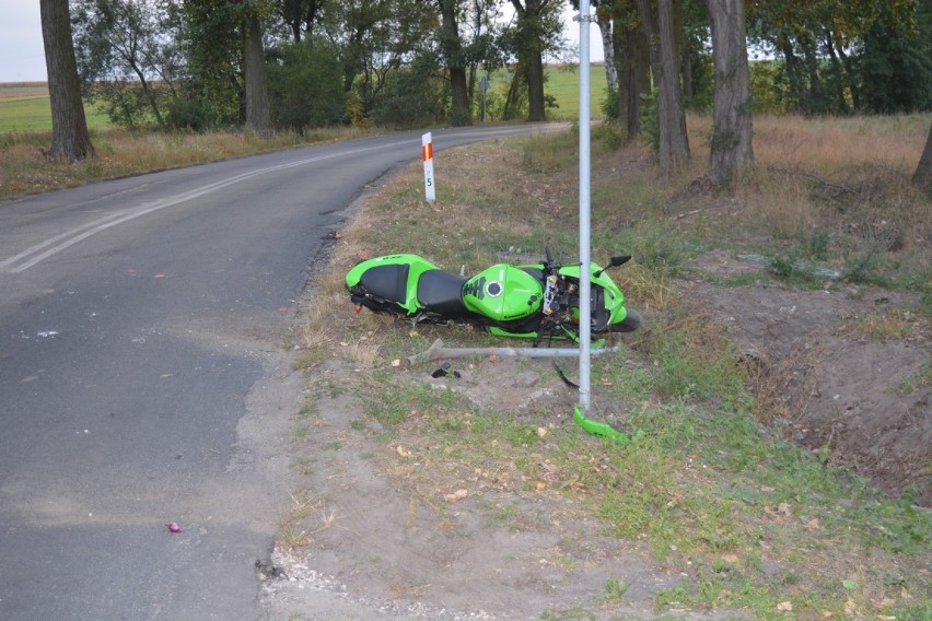 Wypadek w Świeszu (gm. Bytoń). Motocyklista uderzył w znak drogowy [zdjęcia]