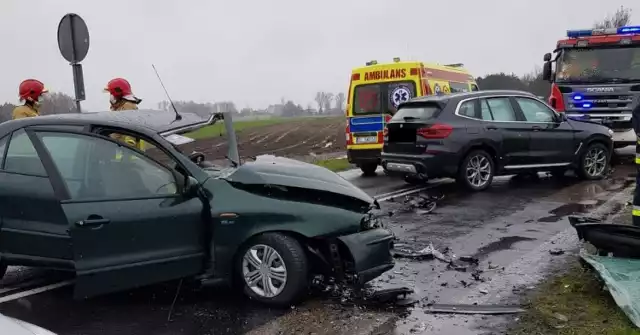 Na miejscu policjanci wykonali oględziny miejsca zdarzenia oraz pojazdów, zabezpieczyli ślady.