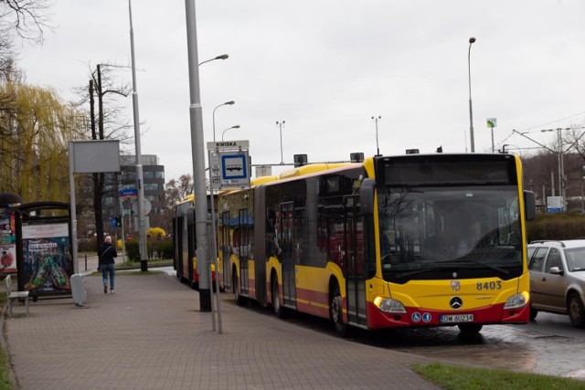 Ministerstwo Infrastruktury poinformowało, że od 1 czerwca uchodźcy z Ukrainy będą zobowiązani do opłat z poruszanie się płatnymi odcinkami autostrad, a wiele samorządów uznało, że będą również zobowiązani do zakupu biletów w komunikacji miejskiej.