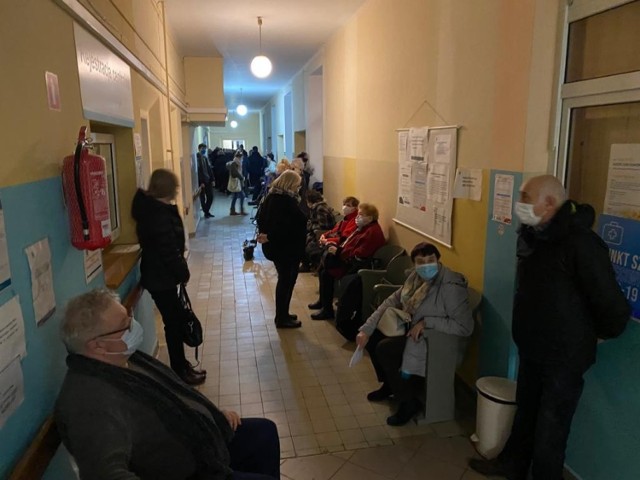 Część mieszkańców Kostrzyna nad Odrą skarży się na tłok w szpitalnym punkcie szczepień.