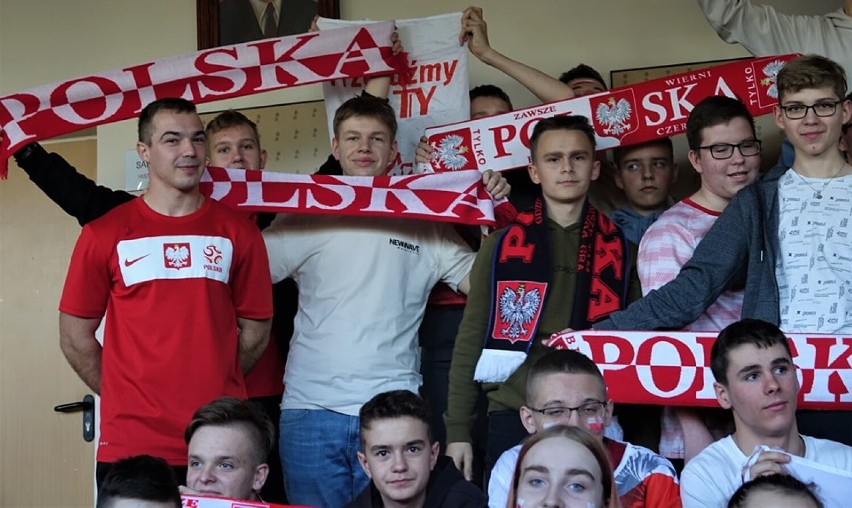 Radomsko. Tak młodzież z "drzewniaka" kibicuje polskiej reprezentacji na Mundialu. ZDJĘCIA