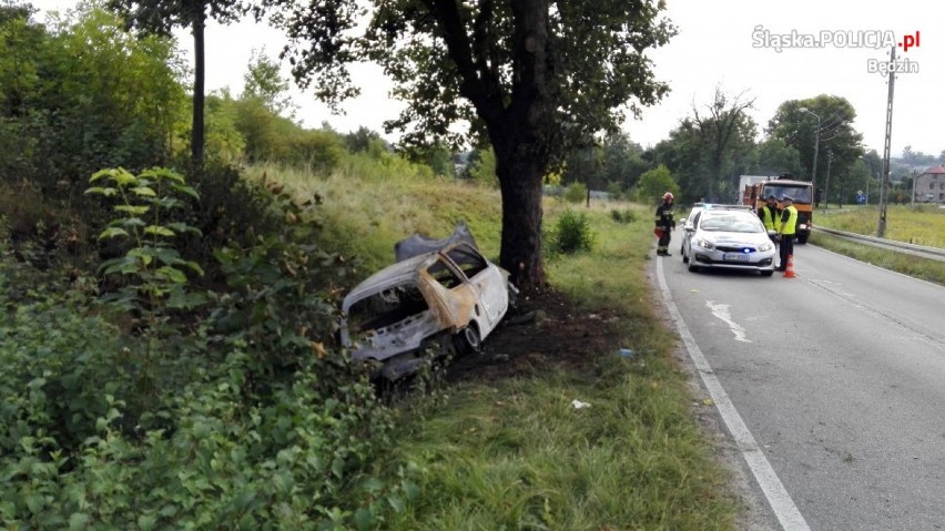 Wypadek w Strzyżowicach [WYPADEK]. Samochód uderzył w drzewo, zginął kierowca