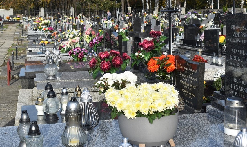 Na cmentarzach w Oświęcimiu panował duży ruch przed dniem...