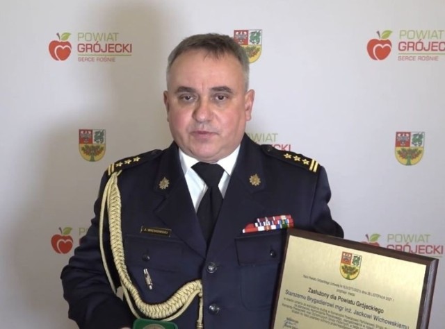 Komendant Straży Pożarnej w Grójcu, Jacek Wichowski po wręczeniu medalu.