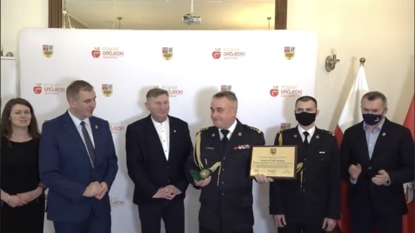Komendant straży pożarnej Jacek Wichowski z medalem "Zasłużony dla Powiatu Grójeckiego"
