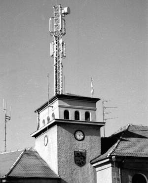 W Łaziskach Górnych maszt zamontowano na dachu ratusza. Naszym zdaniem nie wpłynęło to pozytywnie na estetykę budynku. Foto: DARIUSZ ZAKRZEWSKI