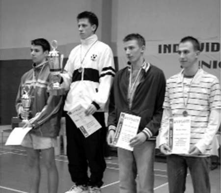 Mateusz Mikołajczak stanął na  najwyższym stopniu podium podczas mistrzostw Polski juniorów w badmintonie. - Fot. P. Pieluszyński